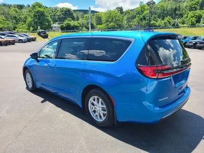 2027 Chrysler Pacifica Select photo 3