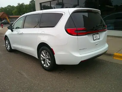 2027 Chrysler Pacifica Select AWD photo 4