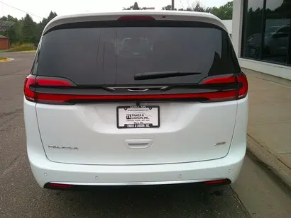 2027 Chrysler Pacifica Select AWD photo 5
