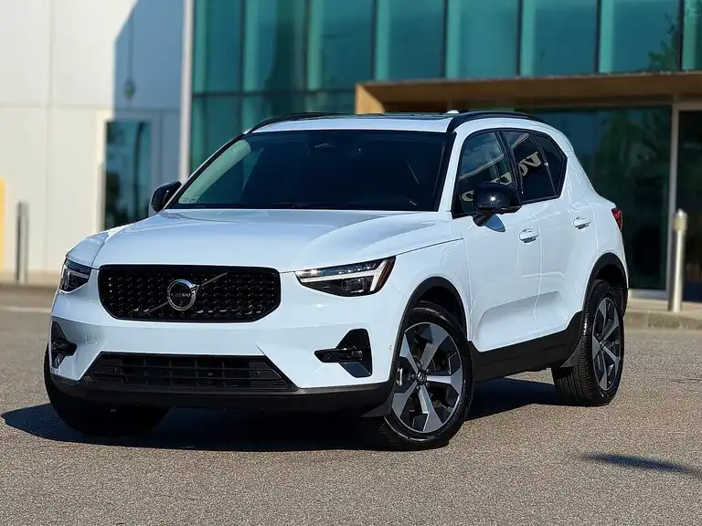 2026 Volvo XC40 B5 Plus Dark AWD's photo