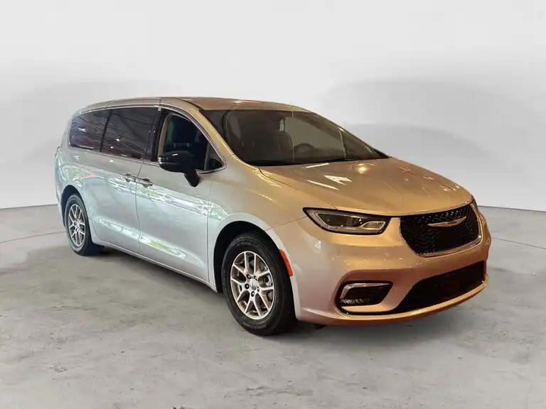 2024 Chrysler Pacifica Touring L's photo
