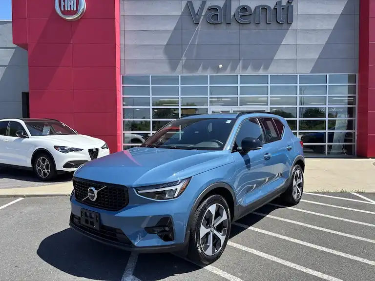 2025 Volvo XC40 B5 Plus Dark AWD's photo