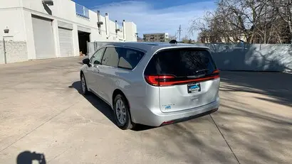 2026 Chrysler Pacifica Select AWD photo 3