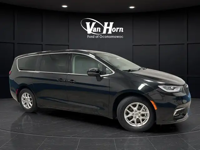 2023 Chrysler Pacifica Touring L's photo