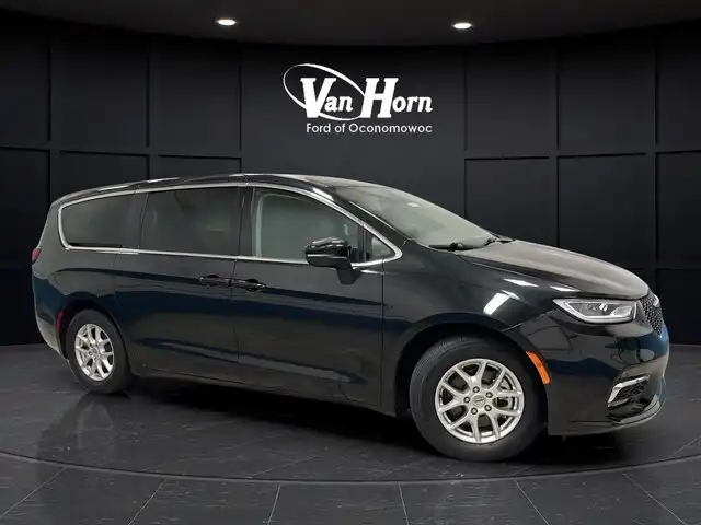 2023 Chrysler Pacifica Touring L's photo