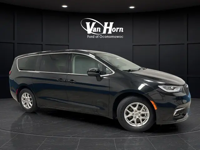 2023 Chrysler Pacifica Touring L photo 1