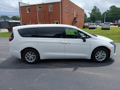 2027 Chrysler Pacifica Select photo 2