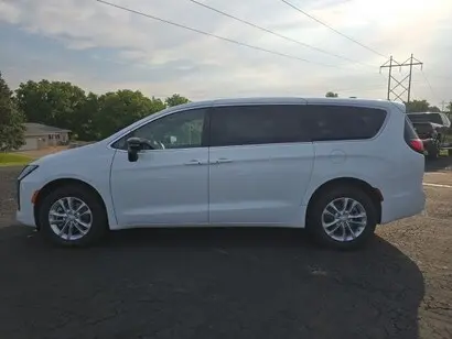 2027 Chrysler Pacifica Select AWD photo 4