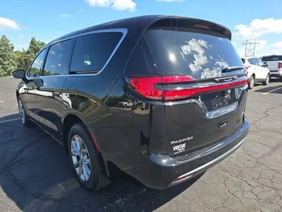 2027 Chrysler Pacifica Select AWD photo 5