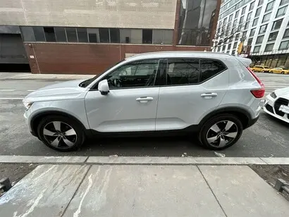 2020 Volvo XC40 T5 Momentum AWD photo 5