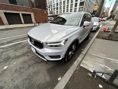 2020 Volvo XC40 T5 Momentum AWD photo 4