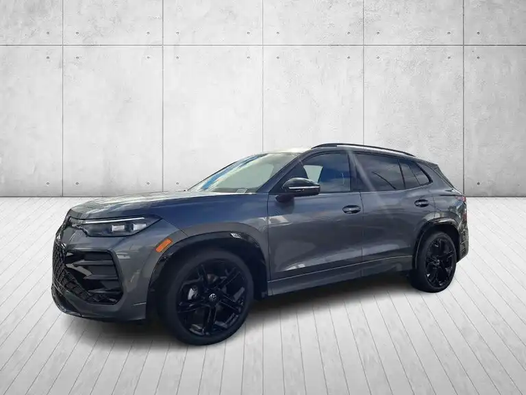2025 Volkswagen Tiguan 2.0T SE R-Line Black's photo
