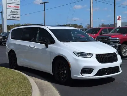 2026 Chrysler Pacifica Select photo 3