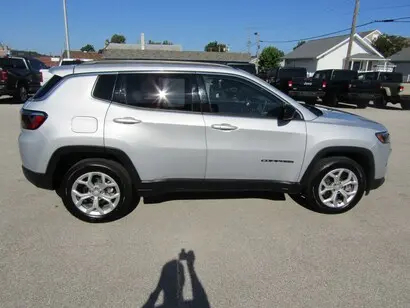 2024 Jeep Compass Latitude 4X4 photo 2