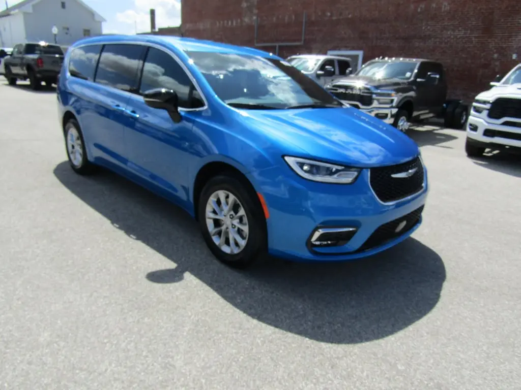 2026 Chrysler Pacifica Select AWD photo 1