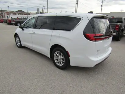 2027 Chrysler Pacifica Select photo 5