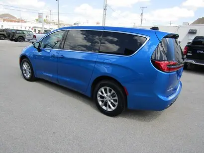 2026 Chrysler Pacifica Select AWD photo 5