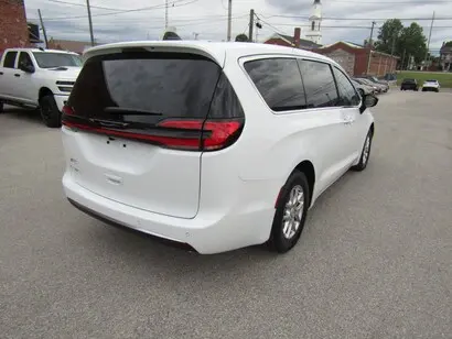 2027 Chrysler Pacifica Select photo 3
