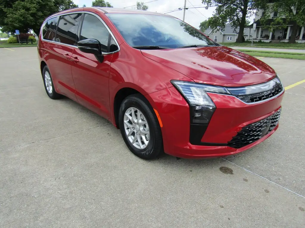 2027 Chrysler Pacifica Select photo 1