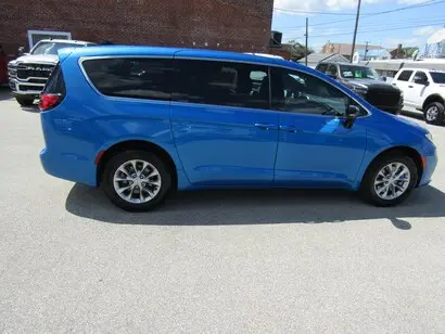 2026 Chrysler Pacifica Select AWD photo 2