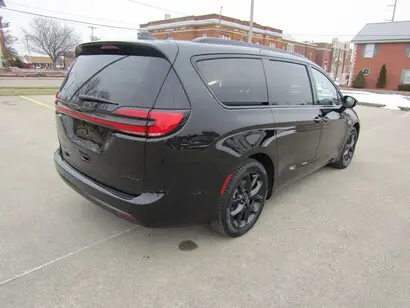 2026 Chrysler Pacifica Limited photo 3