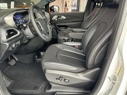 2027 Chrysler Pacifica Select photo 3