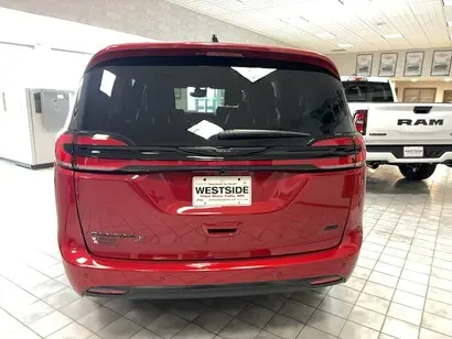 2026 Chrysler Pacifica Select AWD photo 4