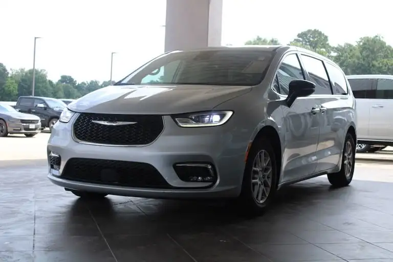 2024 Chrysler Pacifica Touring L's photo