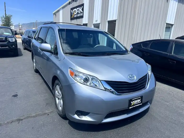 2014 Toyota Sienna LE V6 8-Passenger's photo