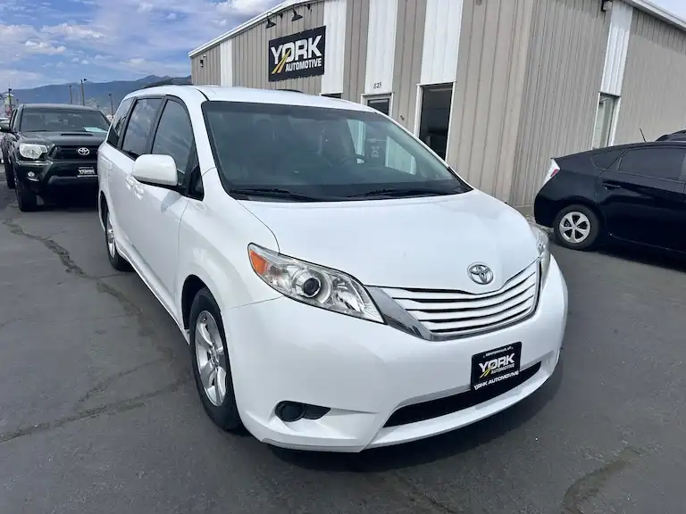 2015 Toyota Sienna LE V6 7-Passenger Access Seat's photo