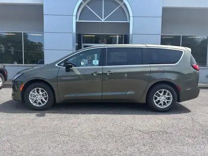 2027 Chrysler Pacifica Select photo 2