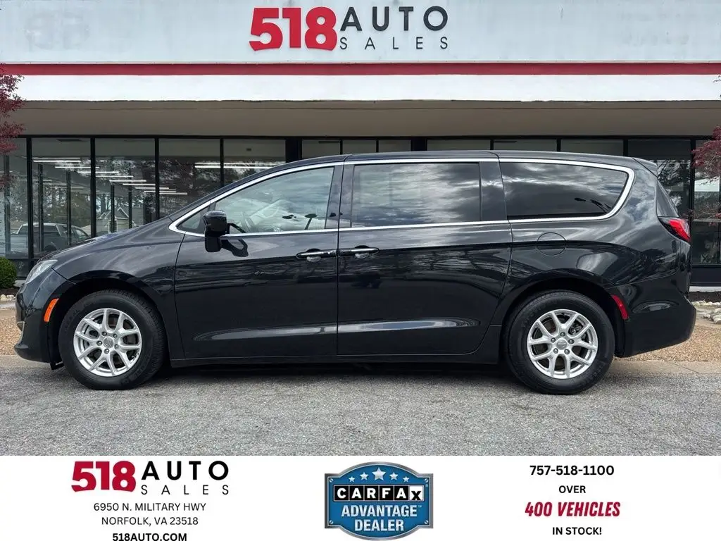 2020 Chrysler Pacifica Touring photo 1
