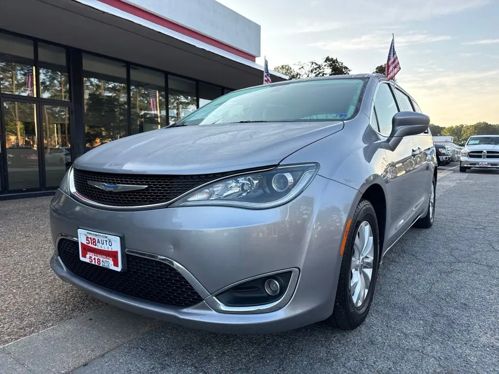2018 Chrysler Pacifica Touring Plus photo 4