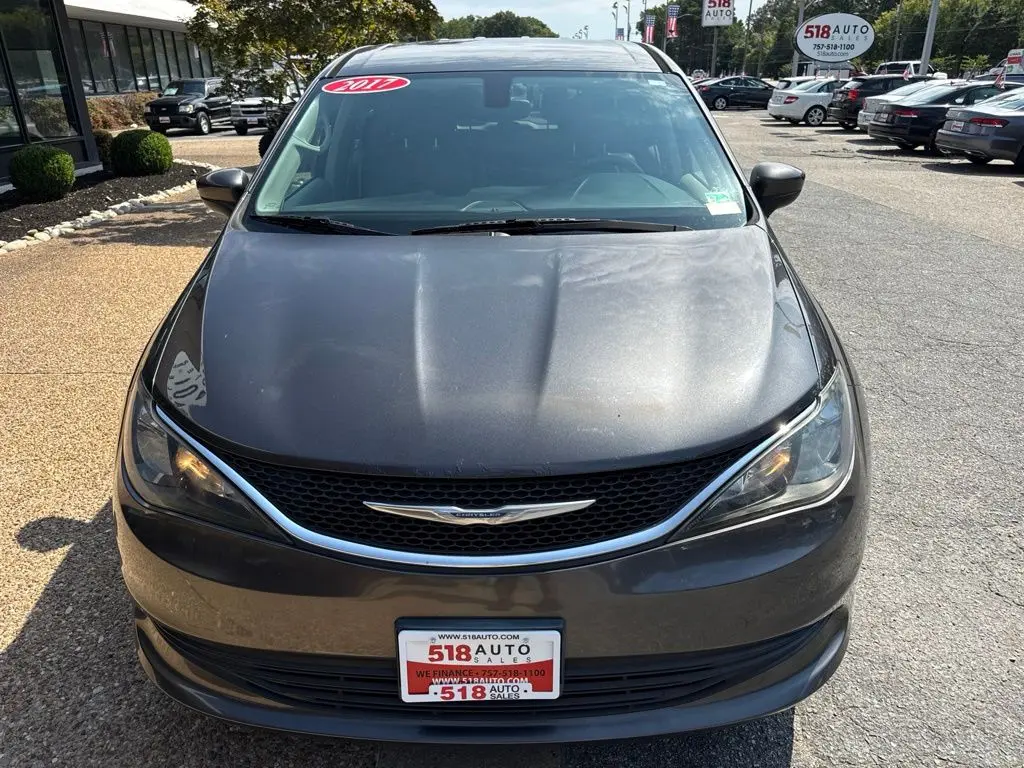 2017 Chrysler Pacifica Touring photo 5