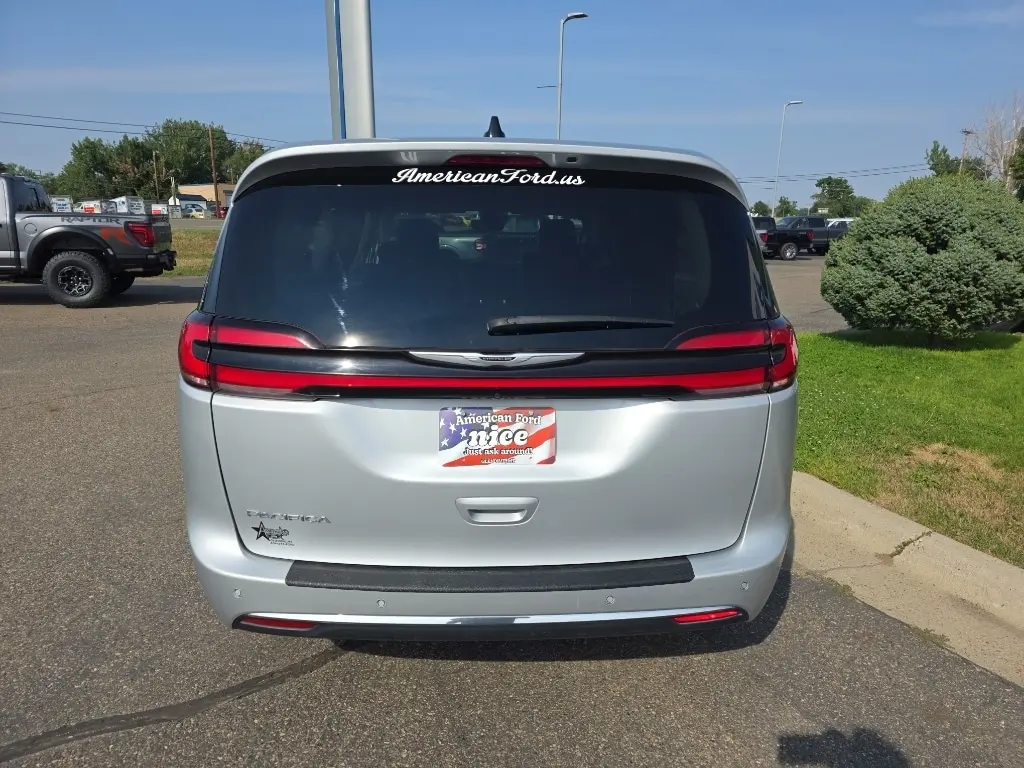 2024 Chrysler Pacifica Touring L photo 5