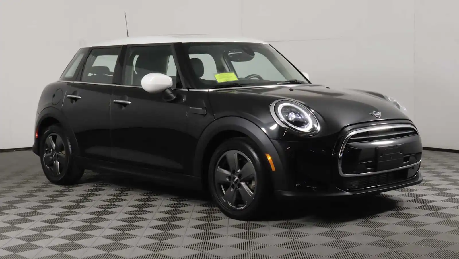 2024 MINI Hardtop Cooper's photo
