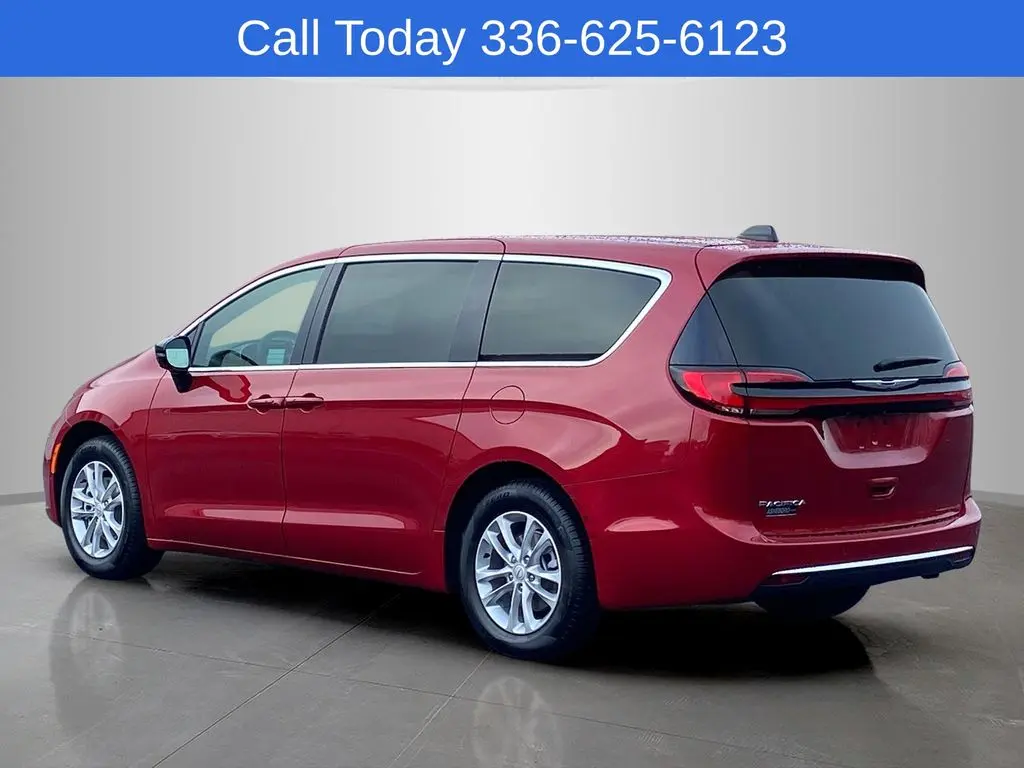 2026 Chrysler Pacifica Select photo 3