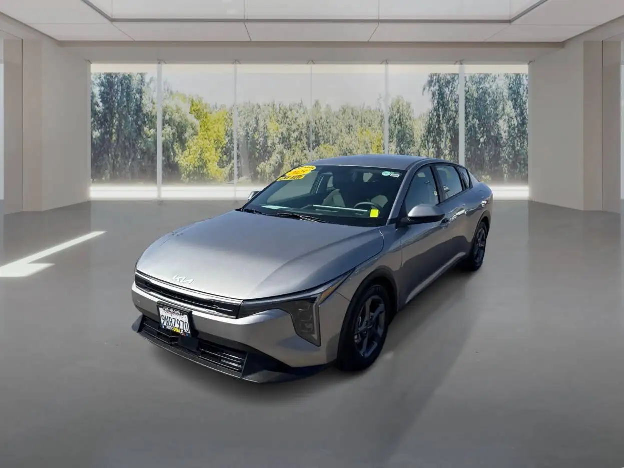 2025 Kia K4 LXS Auto's photo