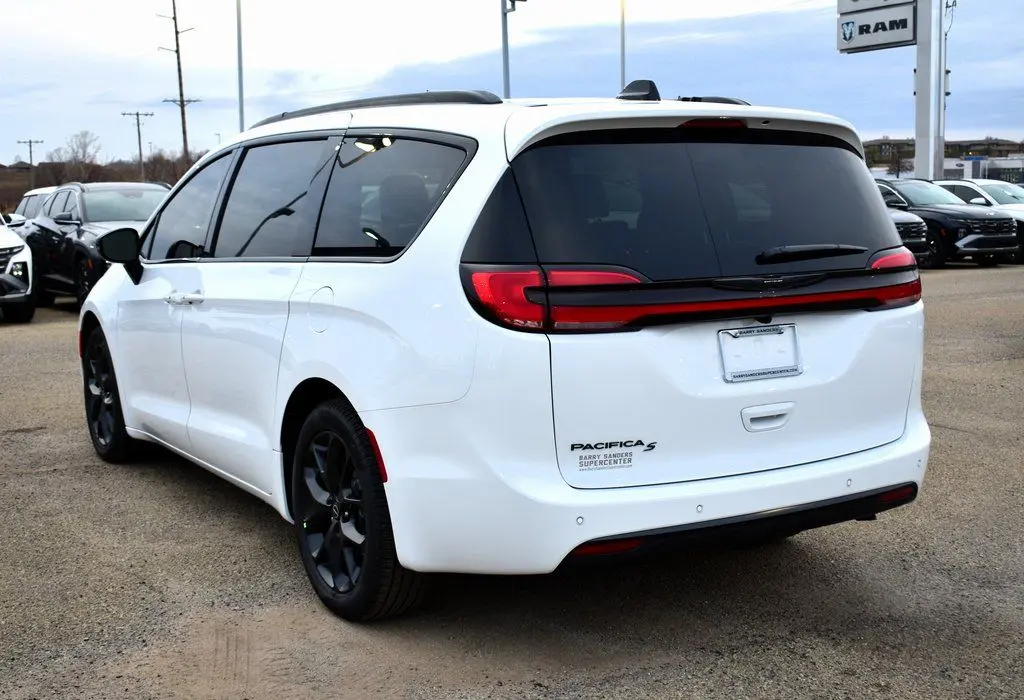 2026 Chrysler Pacifica Select photo 4