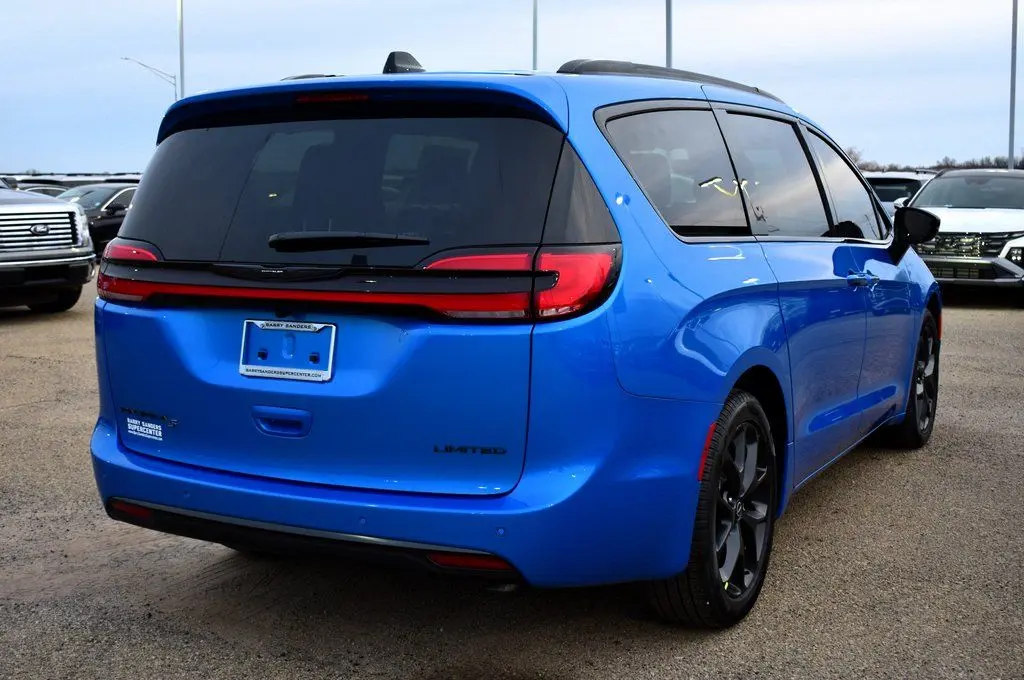 2026 Chrysler Pacifica Limited photo 3
