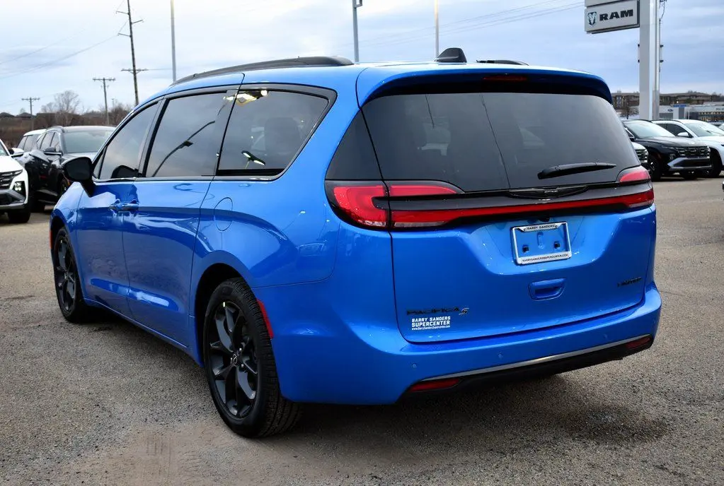 2026 Chrysler Pacifica Limited photo 4