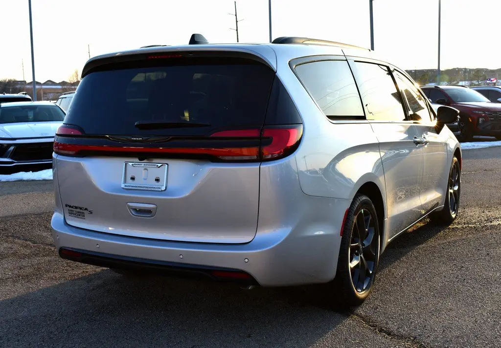 2026 Chrysler Pacifica Select photo 3