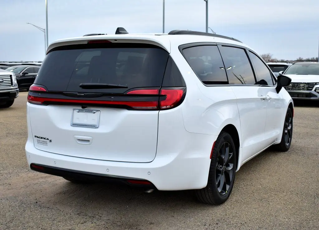 2026 Chrysler Pacifica Select photo 3
