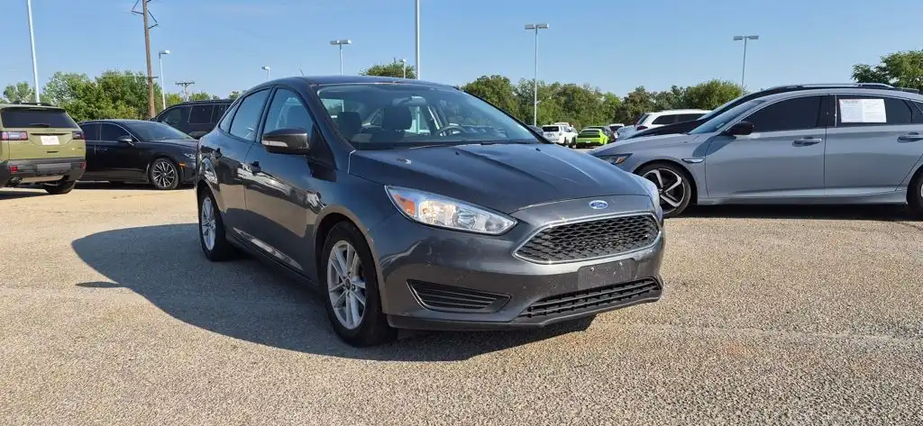 2017 Ford Focus SE Sedan's photo