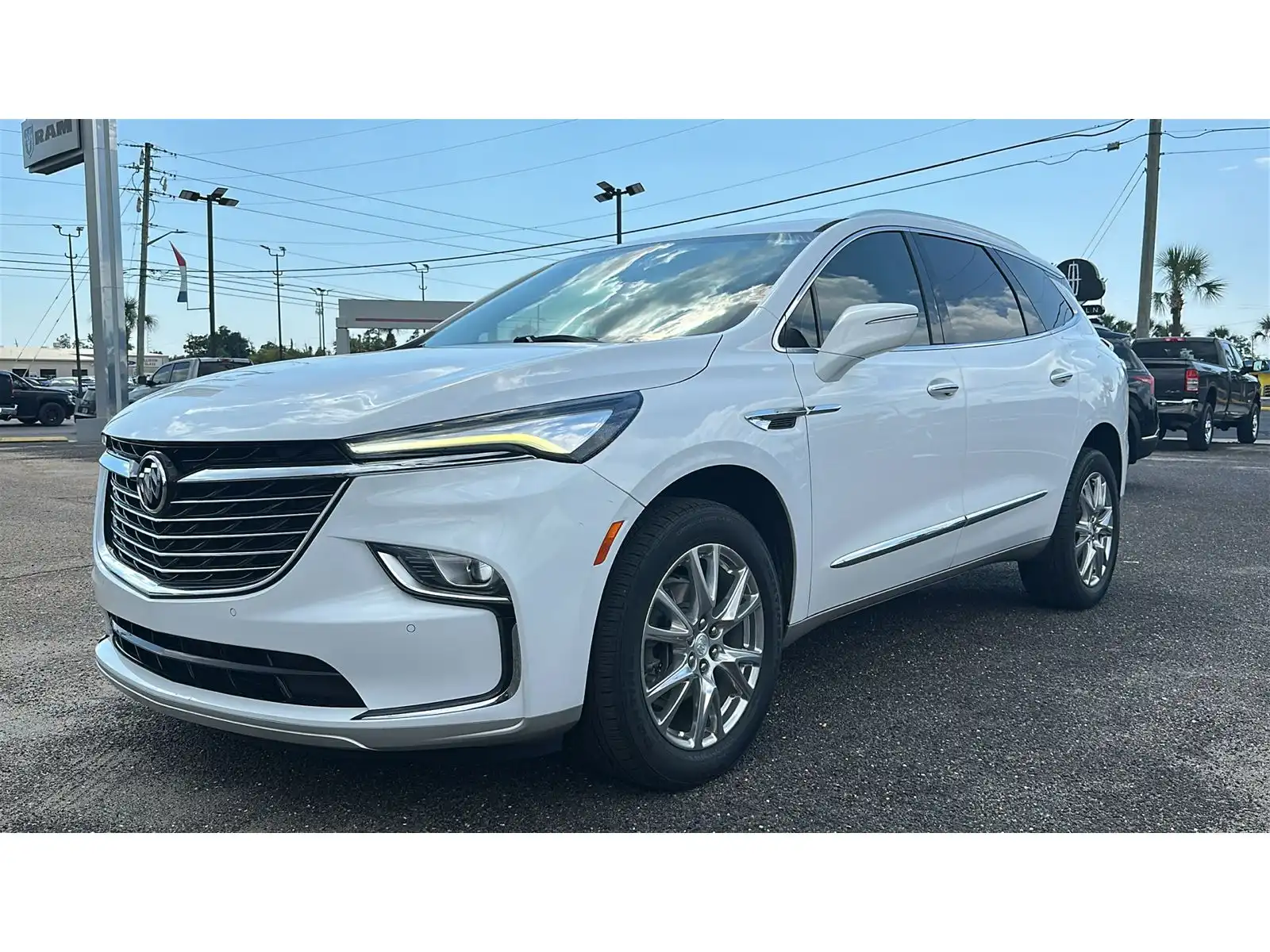 2022 Buick Enclave Essence's photo