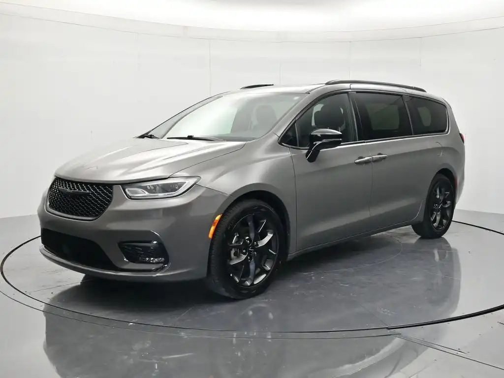 2025 Chrysler Pacifica Limited's photo