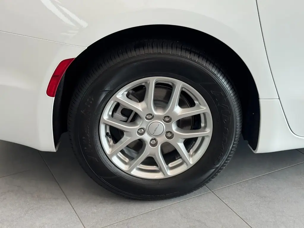 2027 Chrysler Pacifica Select photo 5
