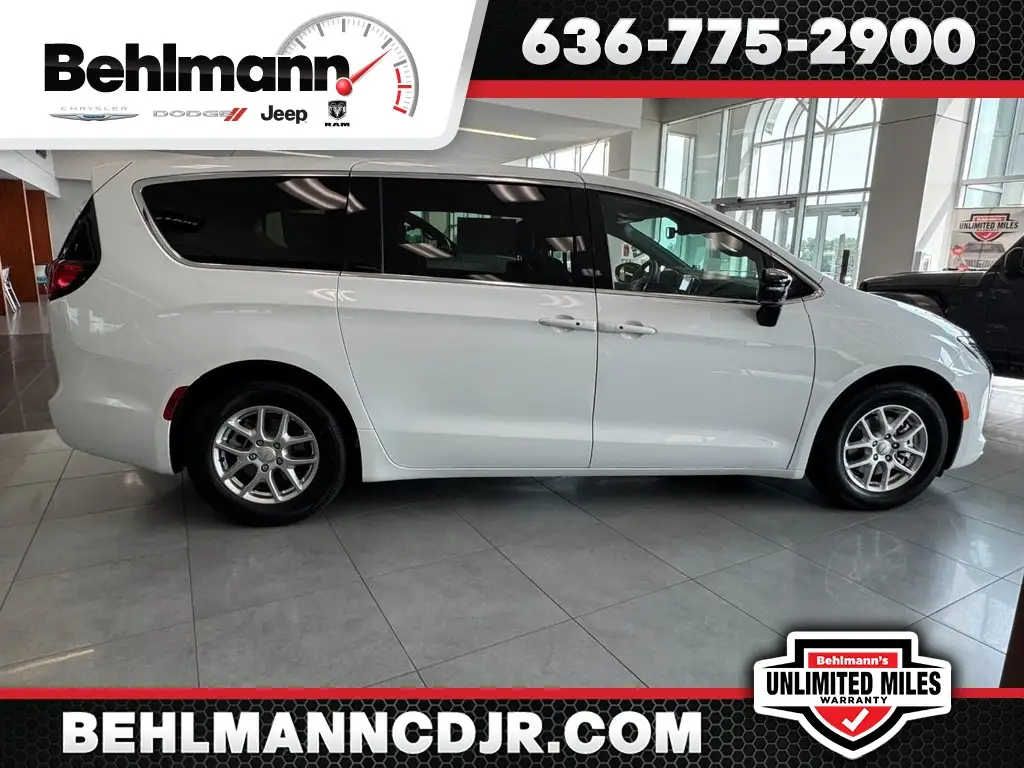 2027 Chrysler Pacifica Select photo 1