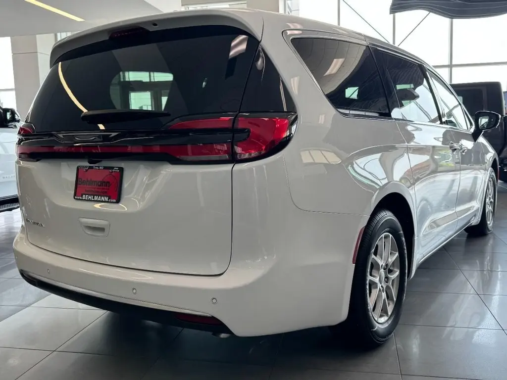 2027 Chrysler Pacifica Select photo 4