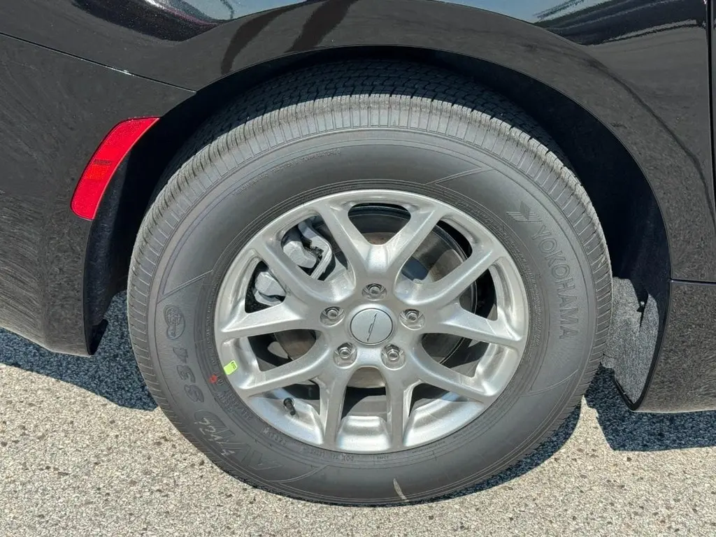 2027 Chrysler Pacifica Select photo 5